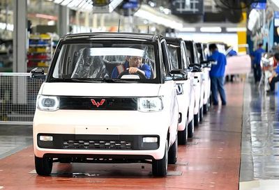 新能源車市場“兩頭熱、中間冷” 特斯拉與五菱宏光霸榜背后的中端市場困局